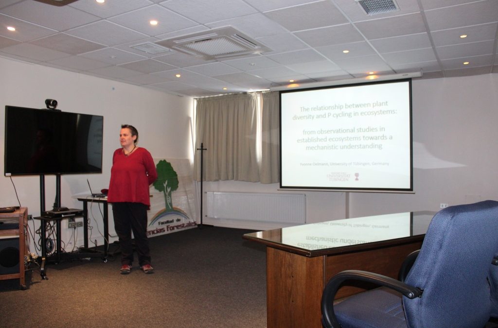 Charla Magistral expuesta por Dra. Yvonne Oelmann en La FCF de la UdeC