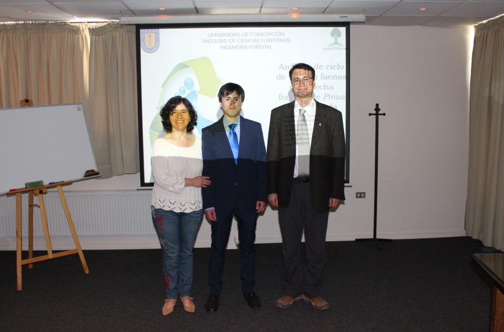 Ceremonia de examen de título profesional Waldo Oviedo en la FCF