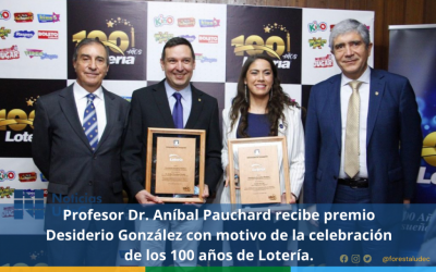 Profesor Dr. Aníbal Pauchard recibe premio Desiderio González con motivo de la celebración de los 100 años de Lotería.