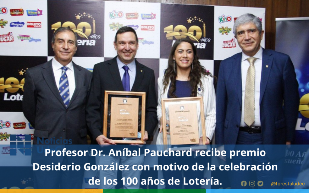 Profesor Dr. Aníbal Pauchard recibe premio Desiderio González con motivo de la celebración de los 100 años de Lotería.