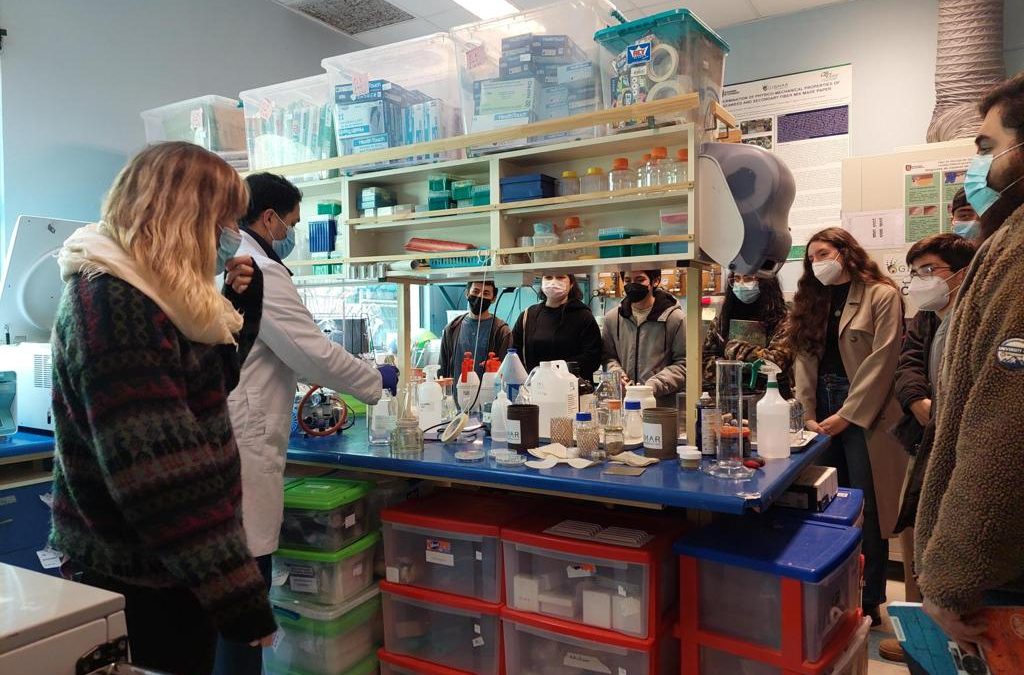 Estudiantes de la Fac. de Cs. Forestales visitaron el Centro de Biotecnología UdeC