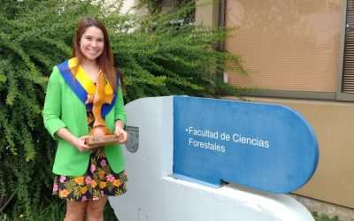 Macarena Rojas R. recibe reconocimiento por su rendimiento académico en el programa de Magíster en Cs. Forestales UdeC