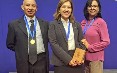 Entrega de medalla a la trayectoria UdeC